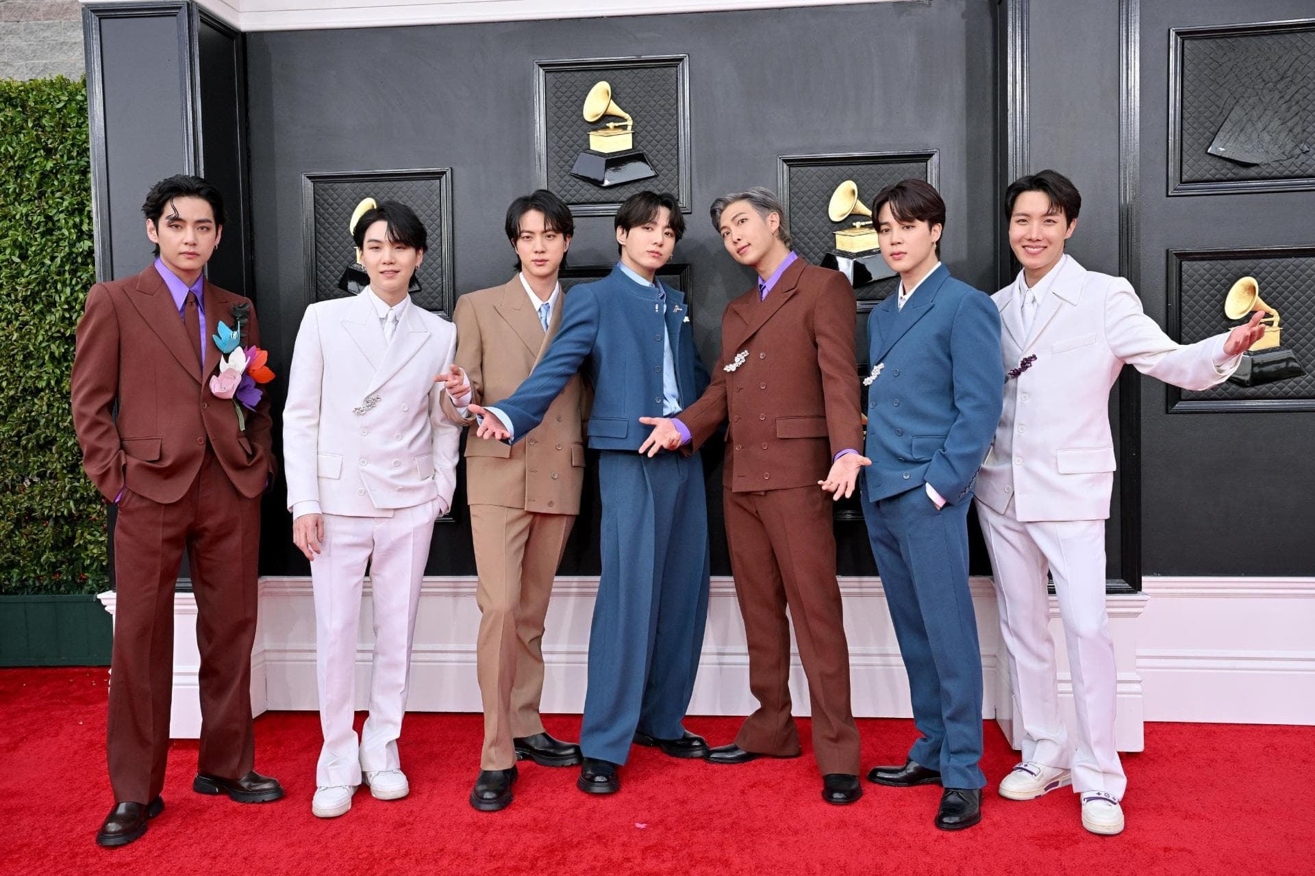 打造偶像盛世的韩国四大娱乐公司：SM、YG、JYP、HYBE