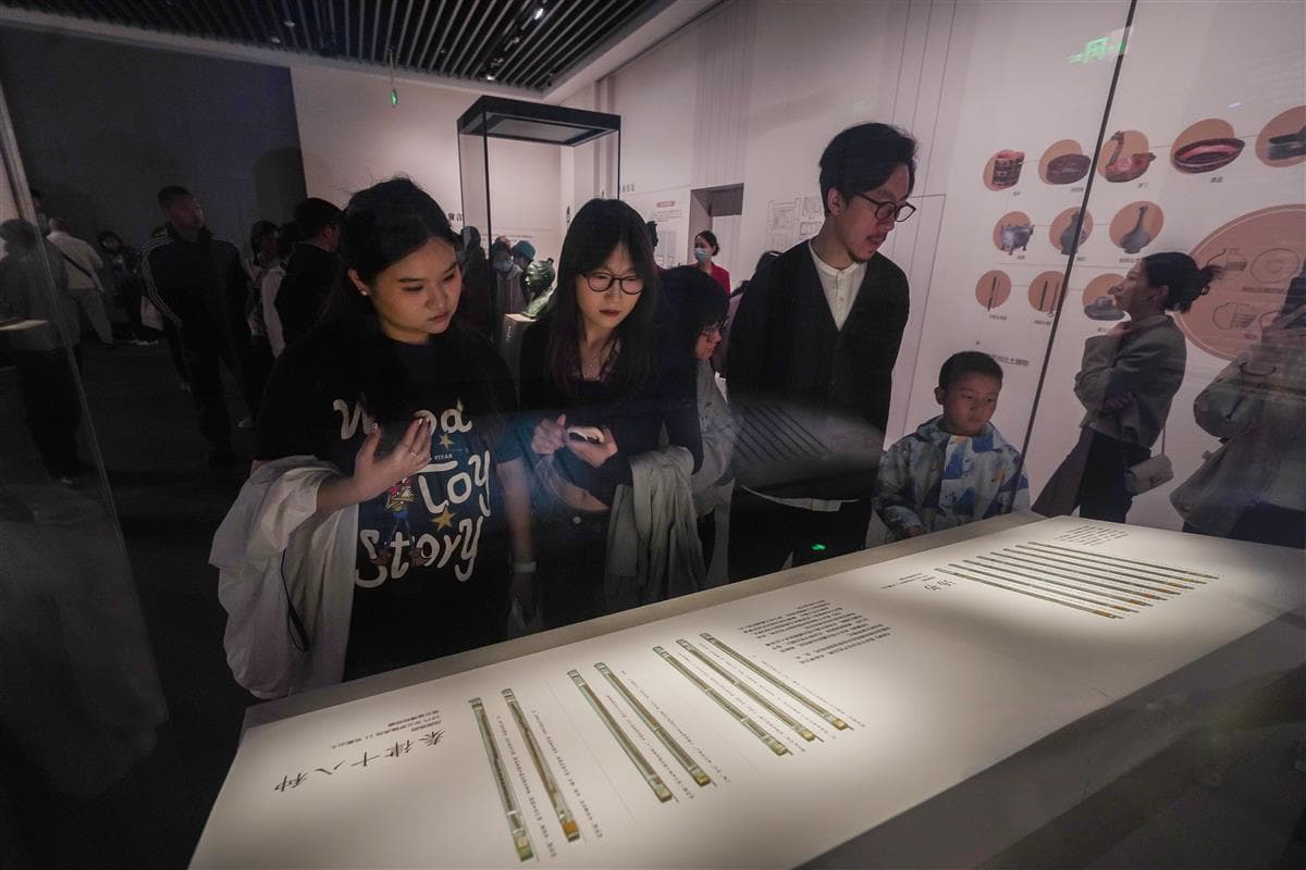 两千年前的烽火家书…… “睡虎地秦墓出土简牍展”亮相湖北