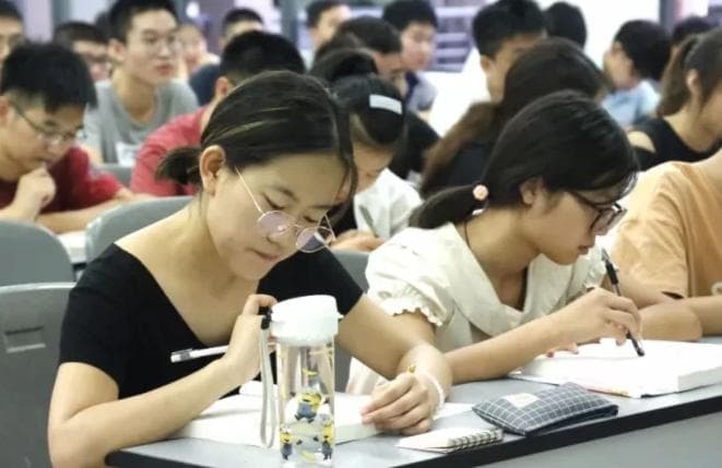 2024年河南高考人数：预计突破135万！附河南省历年高考报名人数