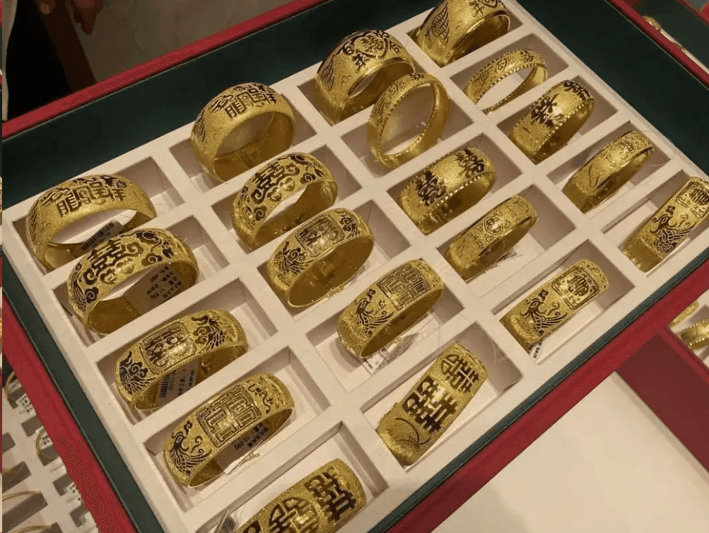 记者探访“一口价金饰”，揭秘黄金饰品定价内幕，消费者如何避免购买陷阱？