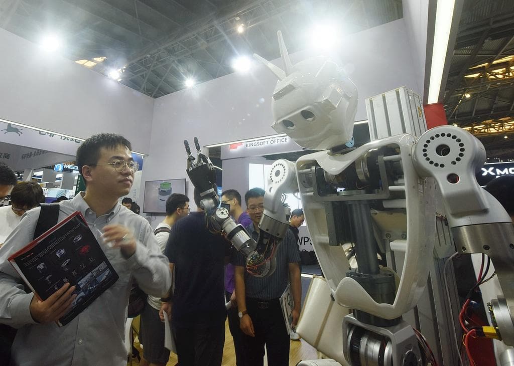 如何让人形机器人走入寻常百姓家？政协委员提了这些“新点子” ｜上海两会