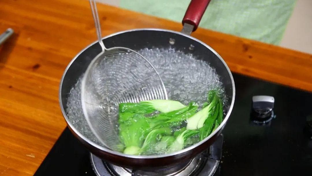 这5种蔬菜吃前不焯水，轻则伤胃，严重时等于“吃毒”