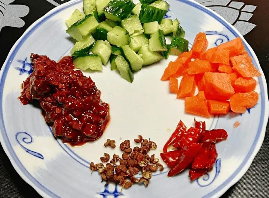探寻宫保鸡丁的传奇起源：一道辣味佳肴的百年演变与经典做法