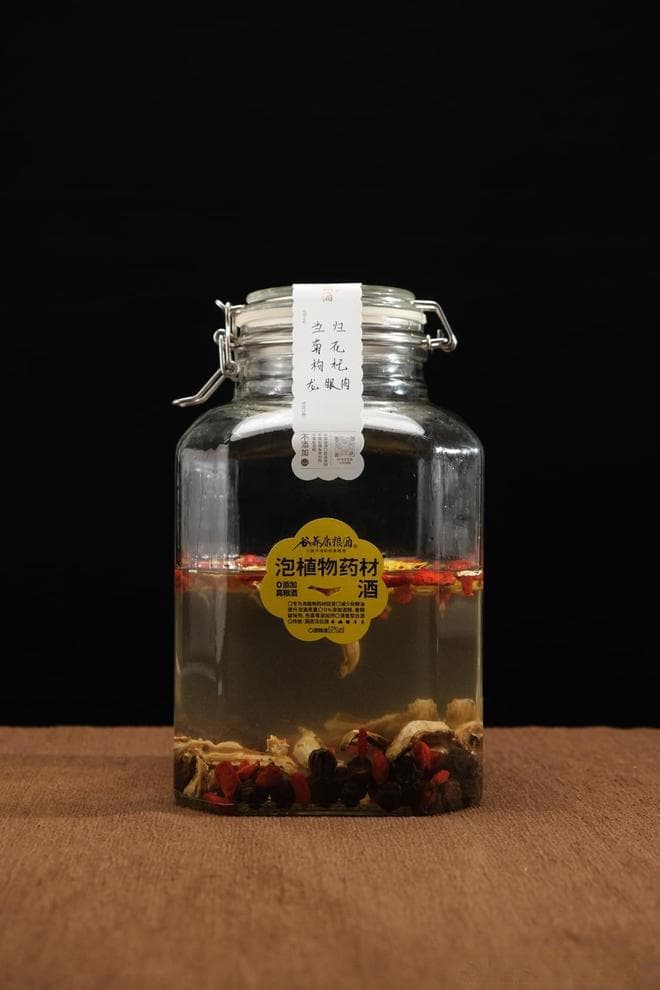 菊花泡酒的方法与功效解析：如何选择酒和药材，最佳泡酒配方分享