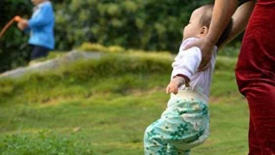 很多妈妈都不知道，这5个方法，可以正确地教孩子学走路