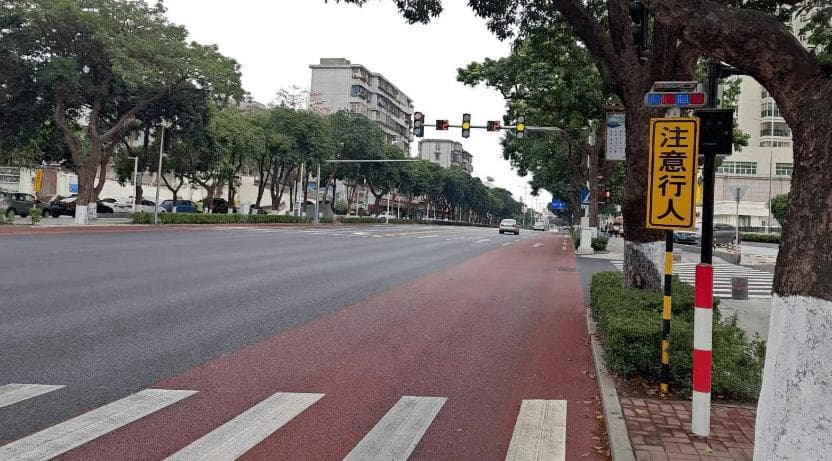 红灯闯了一半后停在路中间，算不算闯红灯，会扣分吗？交警：再说一次