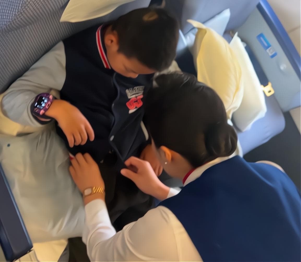 万米高空紧急救助，南航乘务组暖心守护无陪儿童