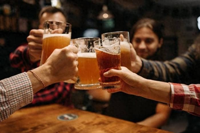 为什么有的老酒友饮酒不得肝病，还很精神？英国研究给出了答案