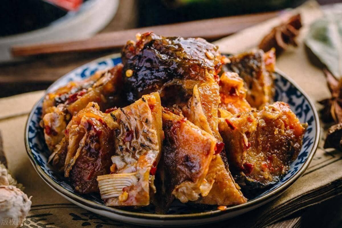 痛风与吃鱼有关？医生劝告：尿酸高的人，平时饮食避免“3细节”