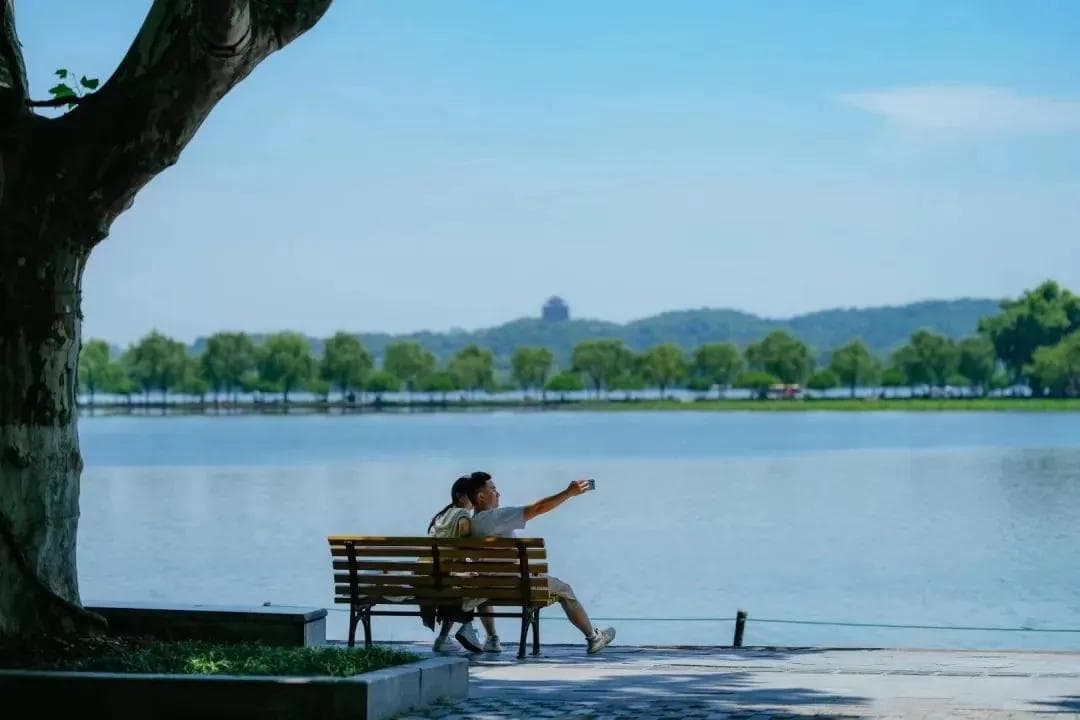 西湖边处处是神仙点位！“国际认证”蜜月首选地，百年前就获评：真的很灵…
