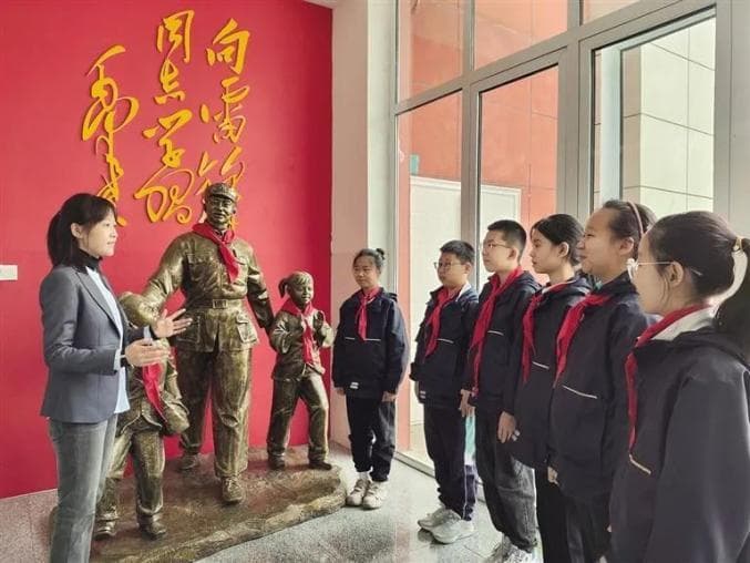 新华小学：学雷锋 树新风 做先锋
