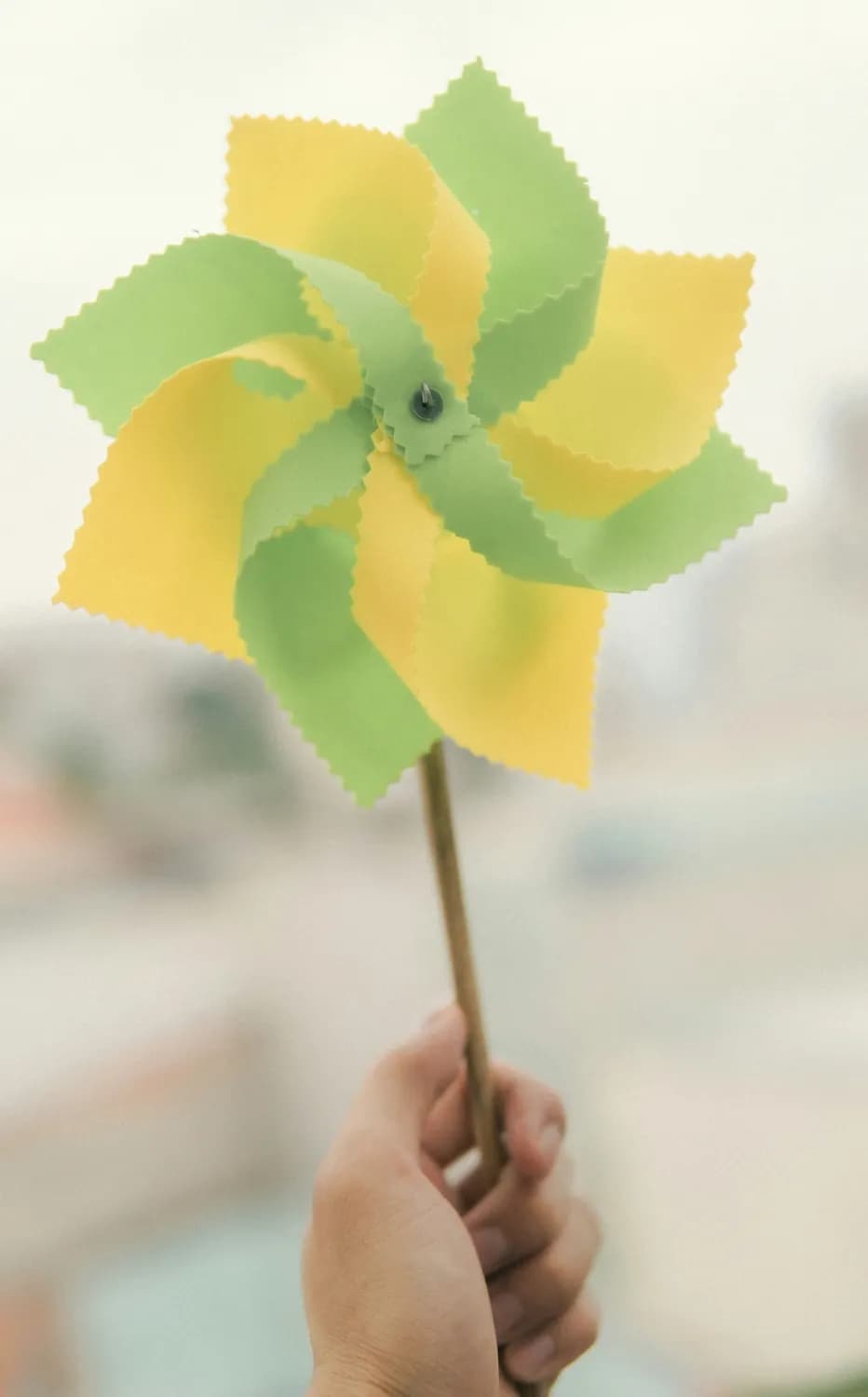 《和孩子一起DIY：85件绿色环保玩具》：让废旧物品变身创意玩具
