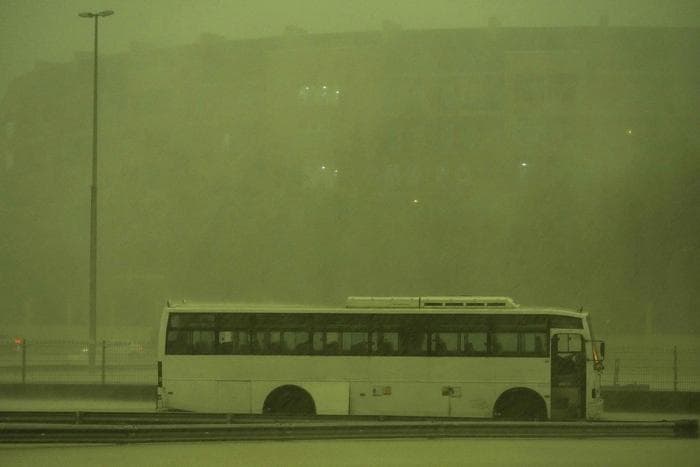 奇异景象！阿联酋遇75年罕见暴雨，迪拜天空“一秒变绿”