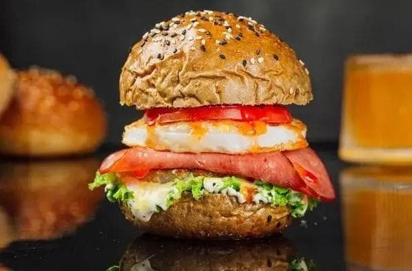 汉堡vs米饭：探讨它们在饮食中的作用和对健康的影响