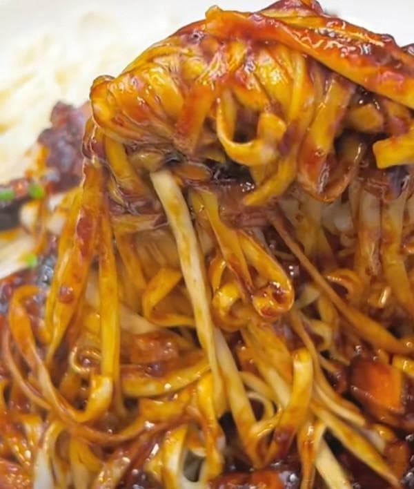 正宗打卤面制作教程：棒骨香菇卤汁浓郁，面条筋道