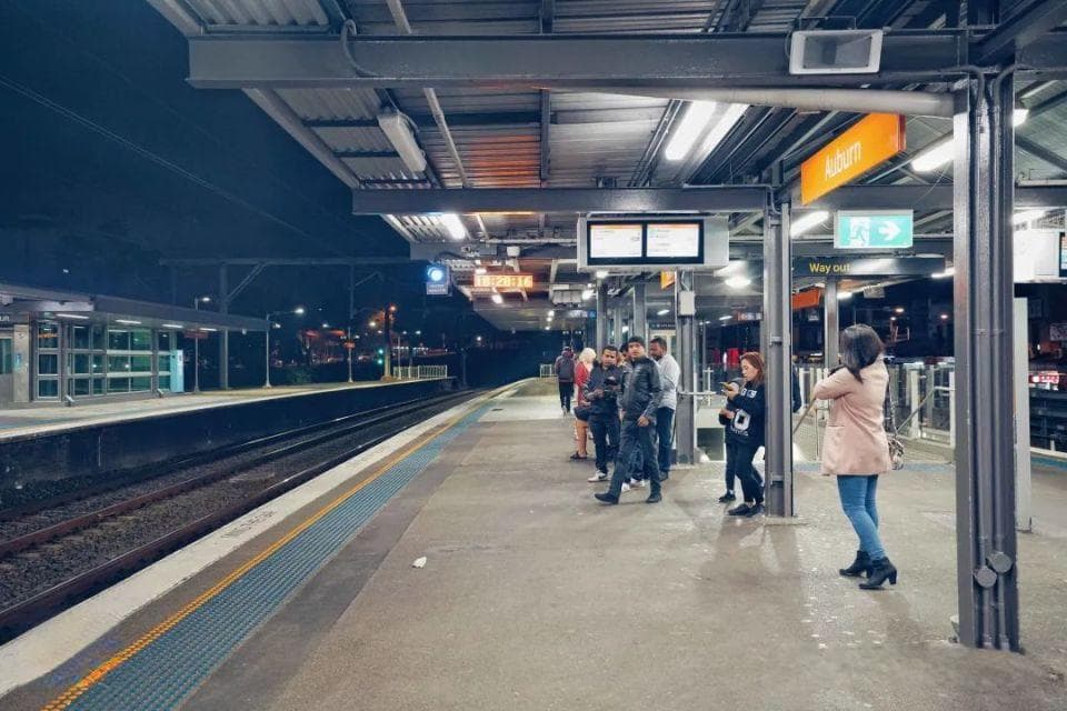 悉尼歌剧院：悉尼最著名的地标建筑，犹如白色的帆船，游客抢着来打卡