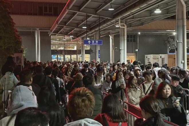 港人蜂拥北上，口岸实施人流管制打蛇饼