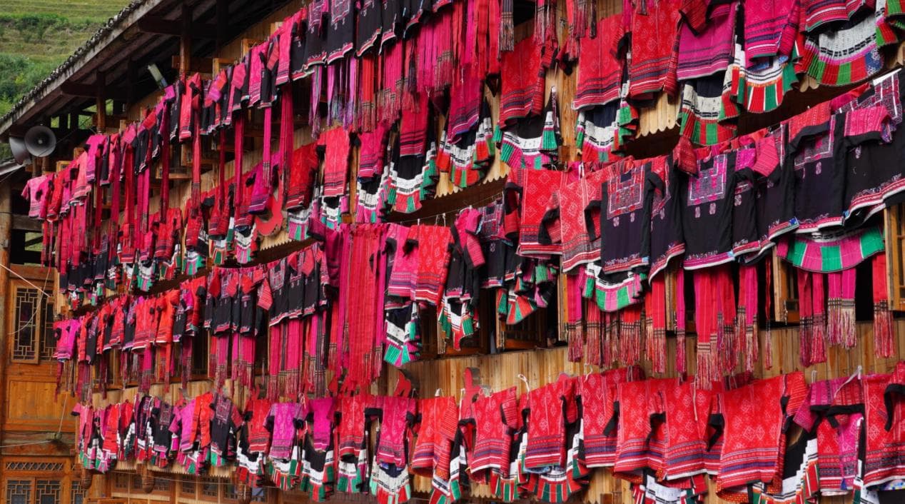 广西龙胜“晒衣节”：红瑶服饰展风采，民族节日促振兴