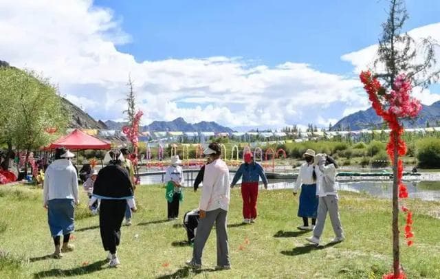 藏历五月十五：西藏林卡节里的帐篷狂欢