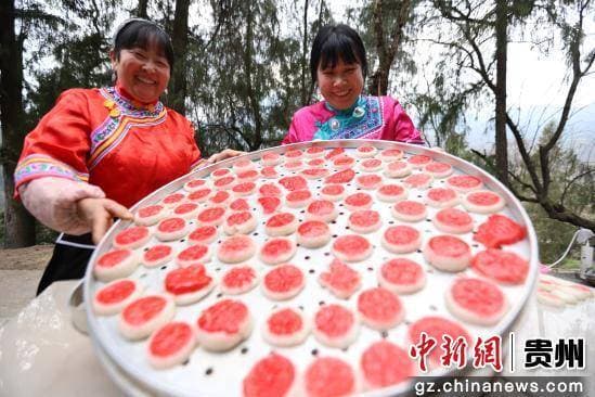 贵州印江：土家儿女制作印筒粑话丰收迎新年