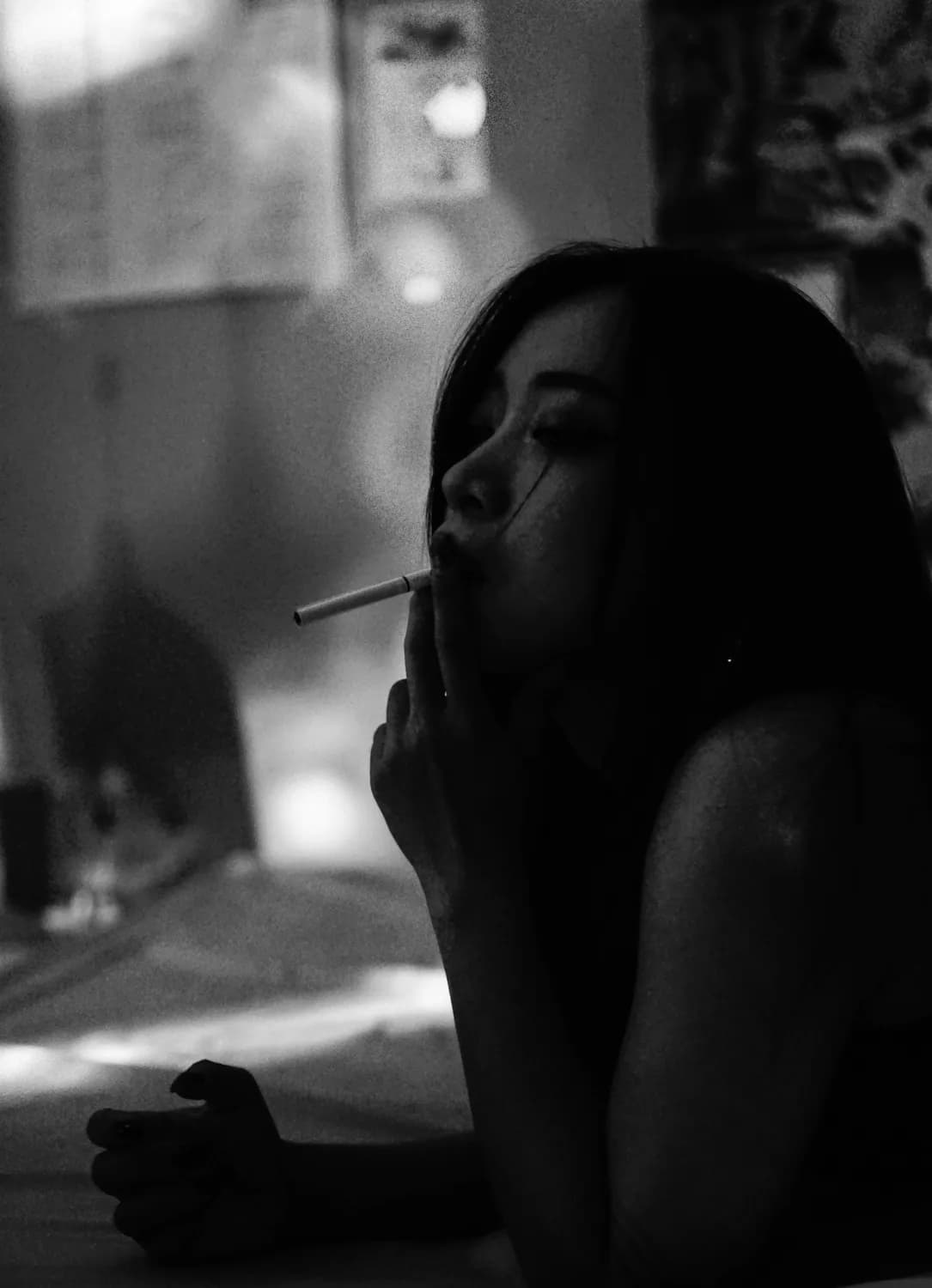 杨笠豪宅抽烟与贾玲金鸡奖落选：公众人物的双重标准