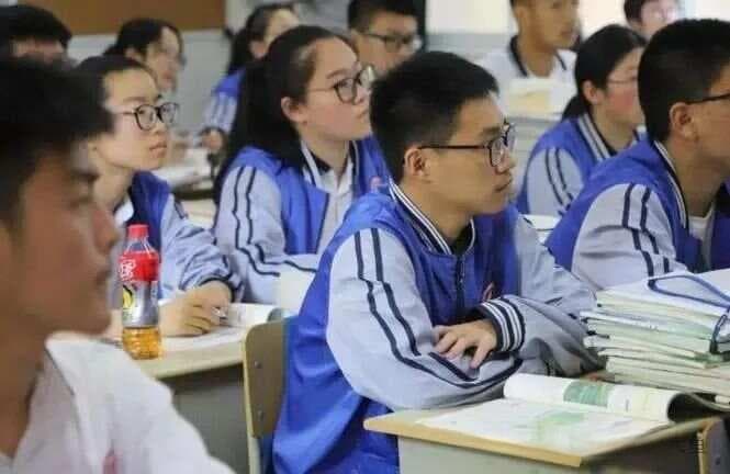 初中毕业干什么职业最吃香？初中毕业，哪条职业路最亮眼？
