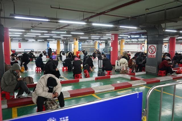 春运返程高峰来袭：“红眼”列车抵沪，有人感叹“凌晨的火车站比想象中温暖”