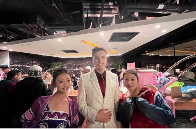 昆明传媒学院师生亮相全英春晚，以艺术之美传播中华文化