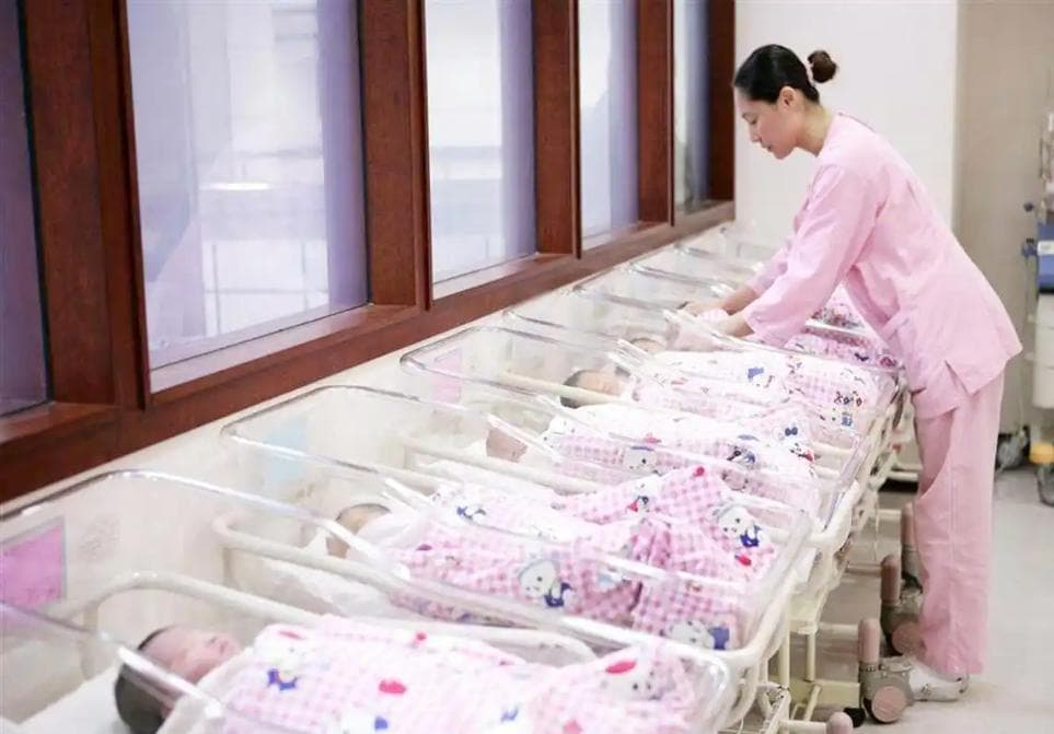 近3年中国的人口变化，22年减少85万，23年减少208万，24年呢？