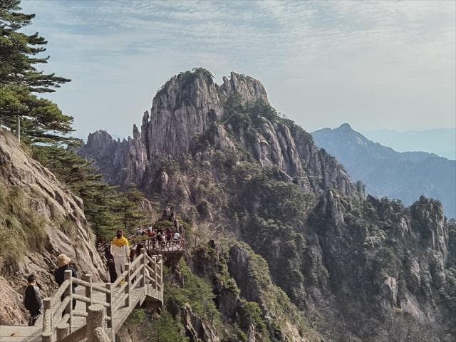 黄山旅游解释业绩下滑：接待人数增长但有效购票减少，山下业务仍需要培养