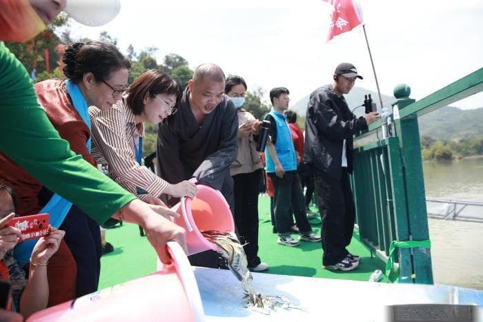 福建省第三届海峡科学放生护生研讨会举行 向闽江增殖放流鱼苗约17万尾