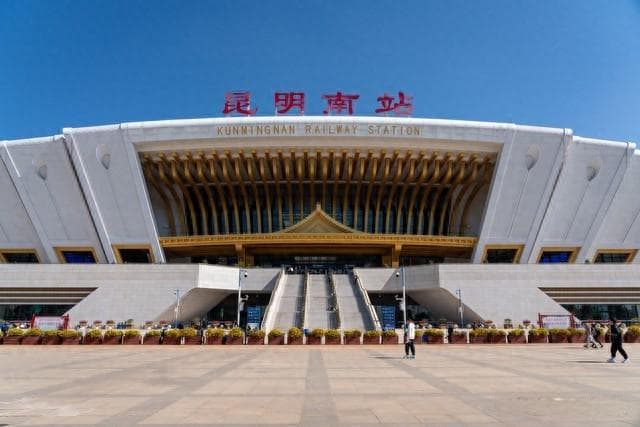 昆明南至北京西夜间动卧D930：夕发朝至，全程只停3站，二等座870