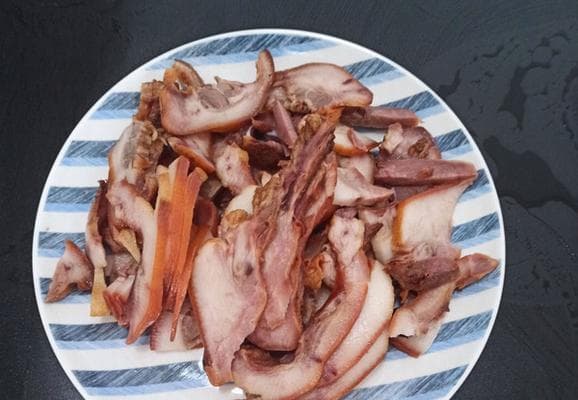 猪头肉的烹饪大全：十多种美味做法让你大快朵颐
