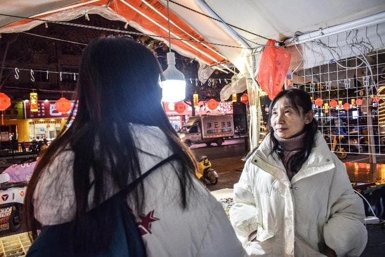 情萦桑梓实践团采访陶艺匠人，共探景德镇人民的传承与创新