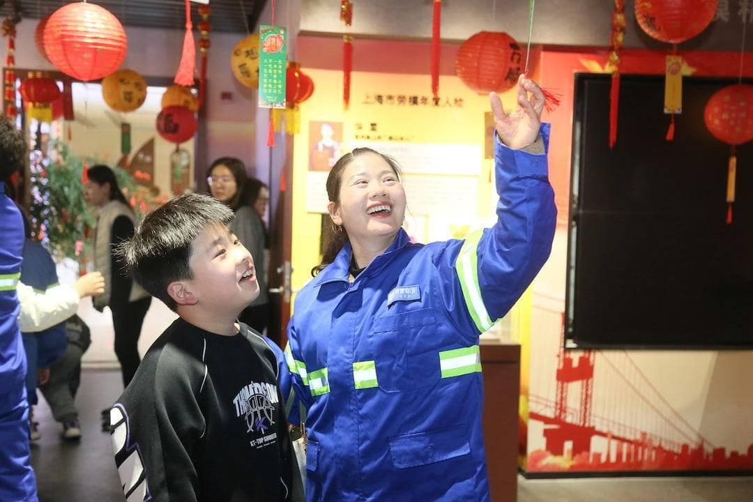 职工家庭闹元宵 赏灯游园乐融融
