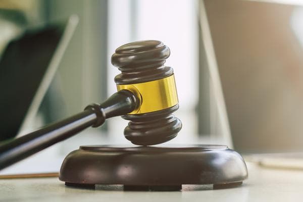 审判与被审判：探索人类社会中的权力与公正