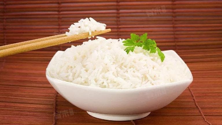 一碗米饭热量：品种、烹饪方式和分量的影响