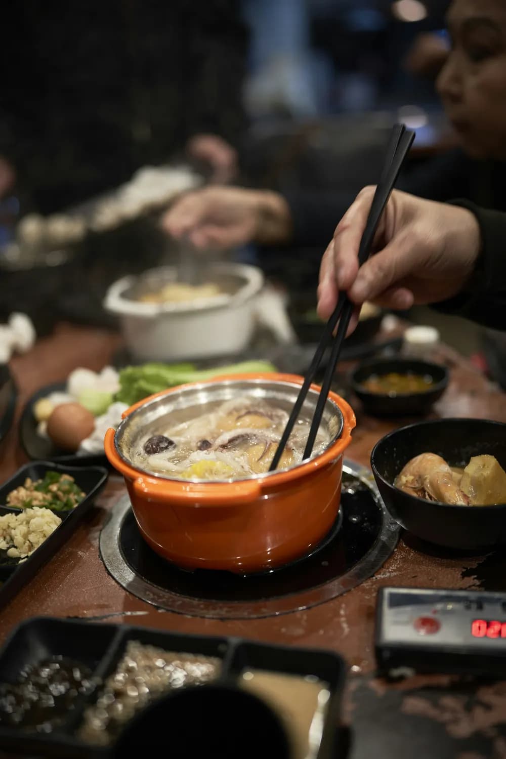 重庆火锅与洪崖洞夜景，这才是真正的山城味道！