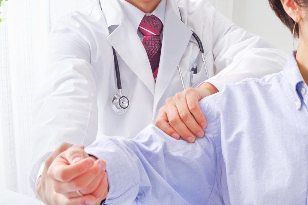 為什麼年輕人也會五十肩？會自己好嗎？原因、症狀、治療全部解答