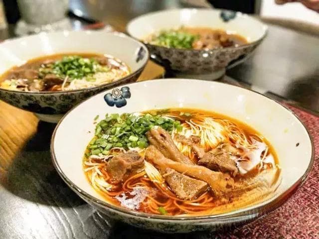 重庆小面制作详解｜调料配方、臊子炒制、熬汤秘笈……多方面解析！