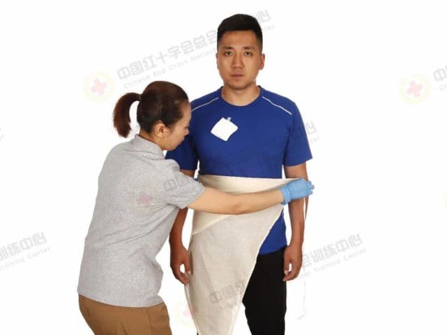 三角巾单侧胸部包扎技术详解：燕尾式与普通包扎法