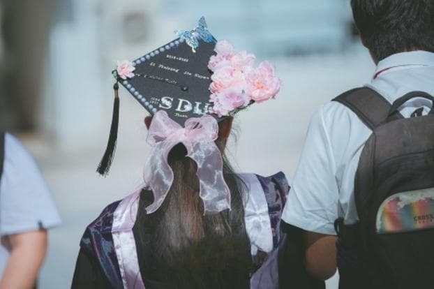 “毕业经济”火热！学士服租赁、跟拍修图一条龙服务火爆
