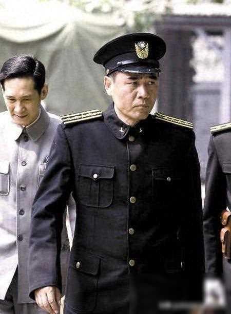 北平无战事：重温铁英之路，权谋交织下的财富怪谈