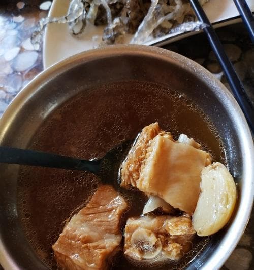 炖制美味肉骨茶的全程详解（学会炖制正宗肉骨茶的步骤和技巧，享受美食带来的满足感）