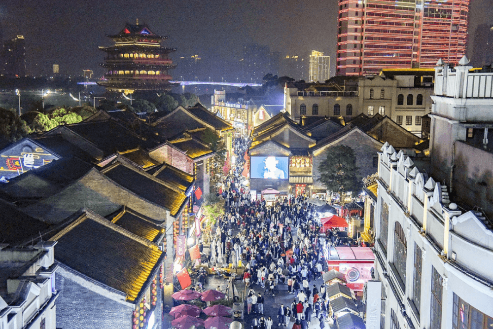 “浪漫南宁，夜景美！”昨晚，数百万网友共同聚焦这座“中国不夜城”