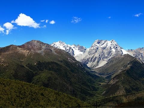 探索白马雪山：壮丽自然与神圣之地