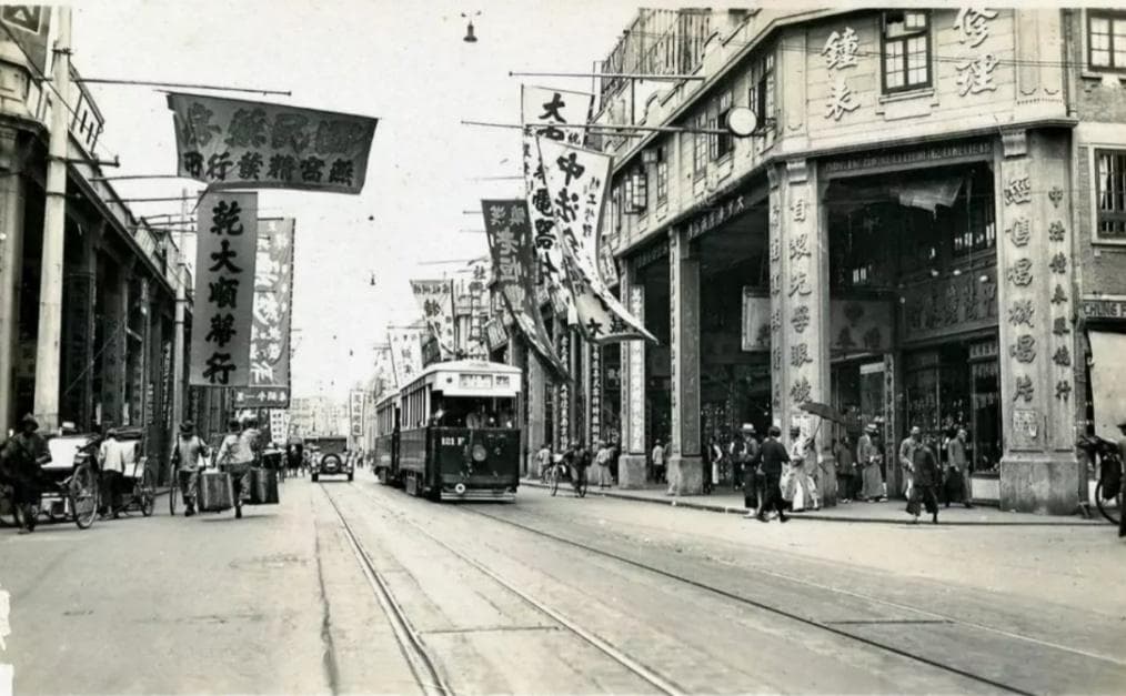 上海金陵东路骑楼：独特建筑风貌与历史演变