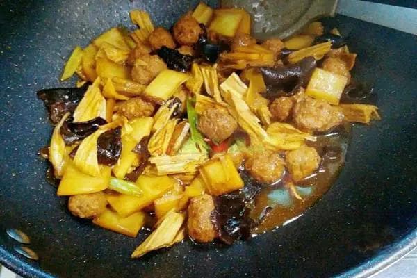 红烧三鲜制作全攻略：食材准备到出锅装盘