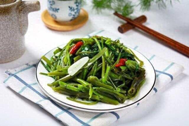 炒空心菜前多做2步，颜色翠绿不发黑