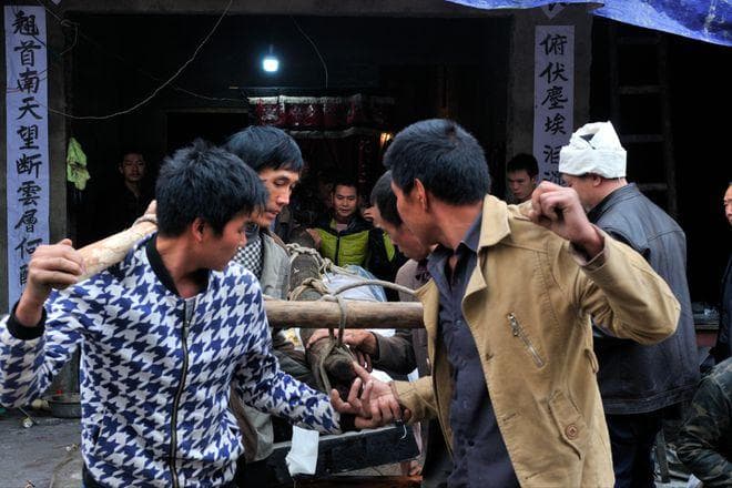 为什么有些人在亲人去世后，明明很难过却哭不出来？